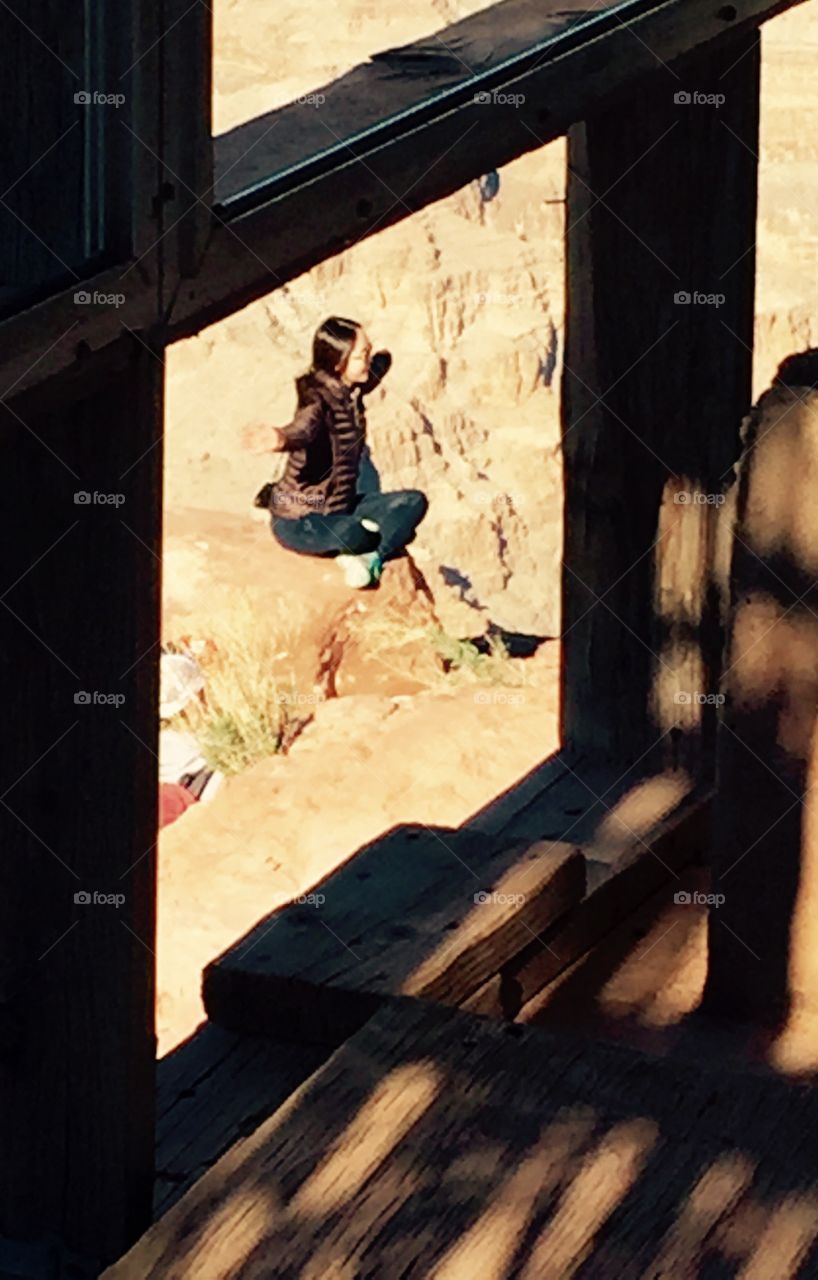 Tourist at the edge of the Grand Canyon 