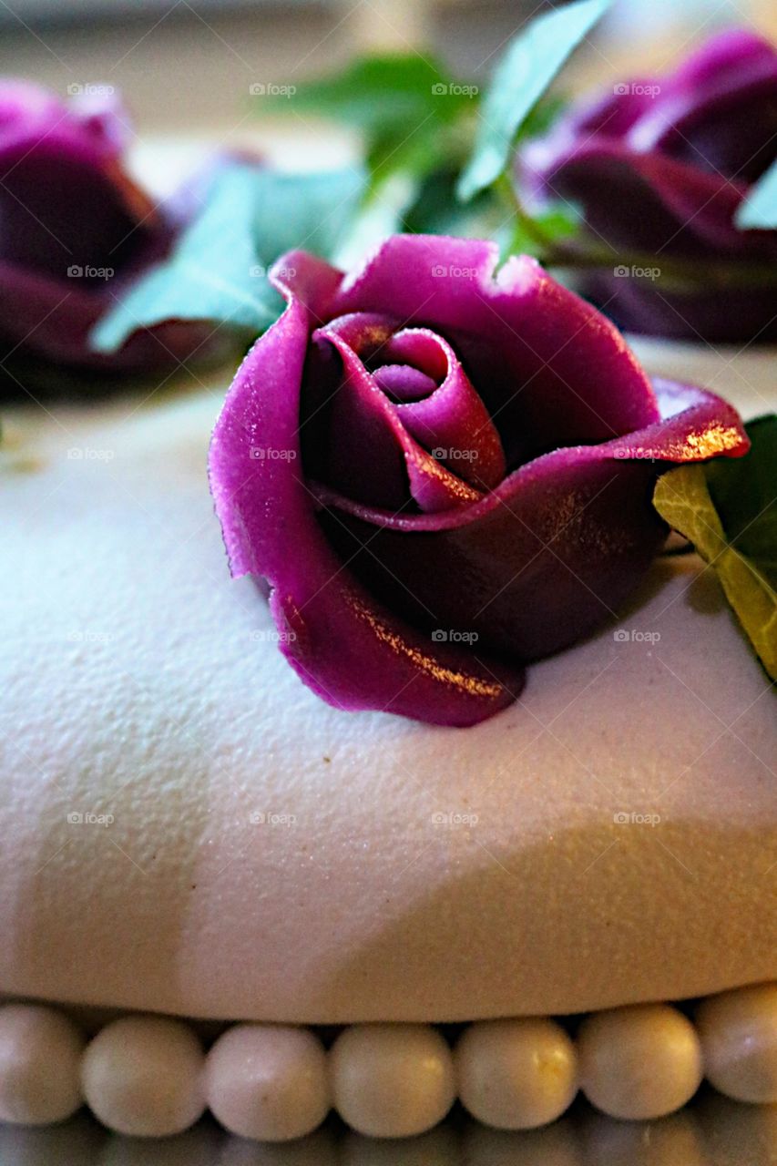 Purple rose on the wedding cake! 