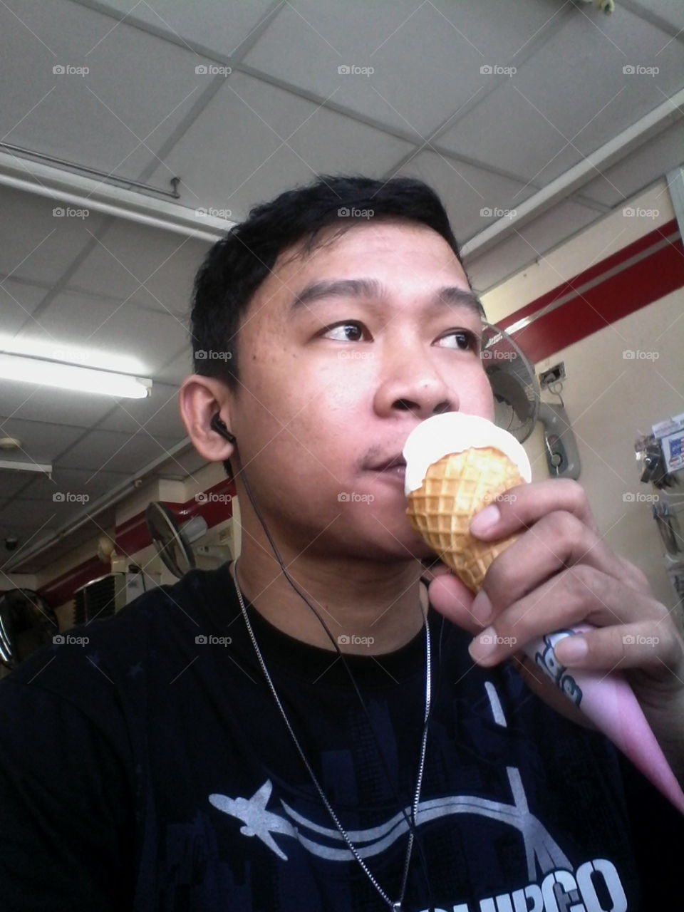 man eat icecream