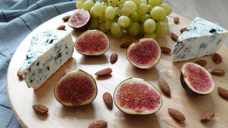 Figs, almonds, grapes, cheese 😋😋😋