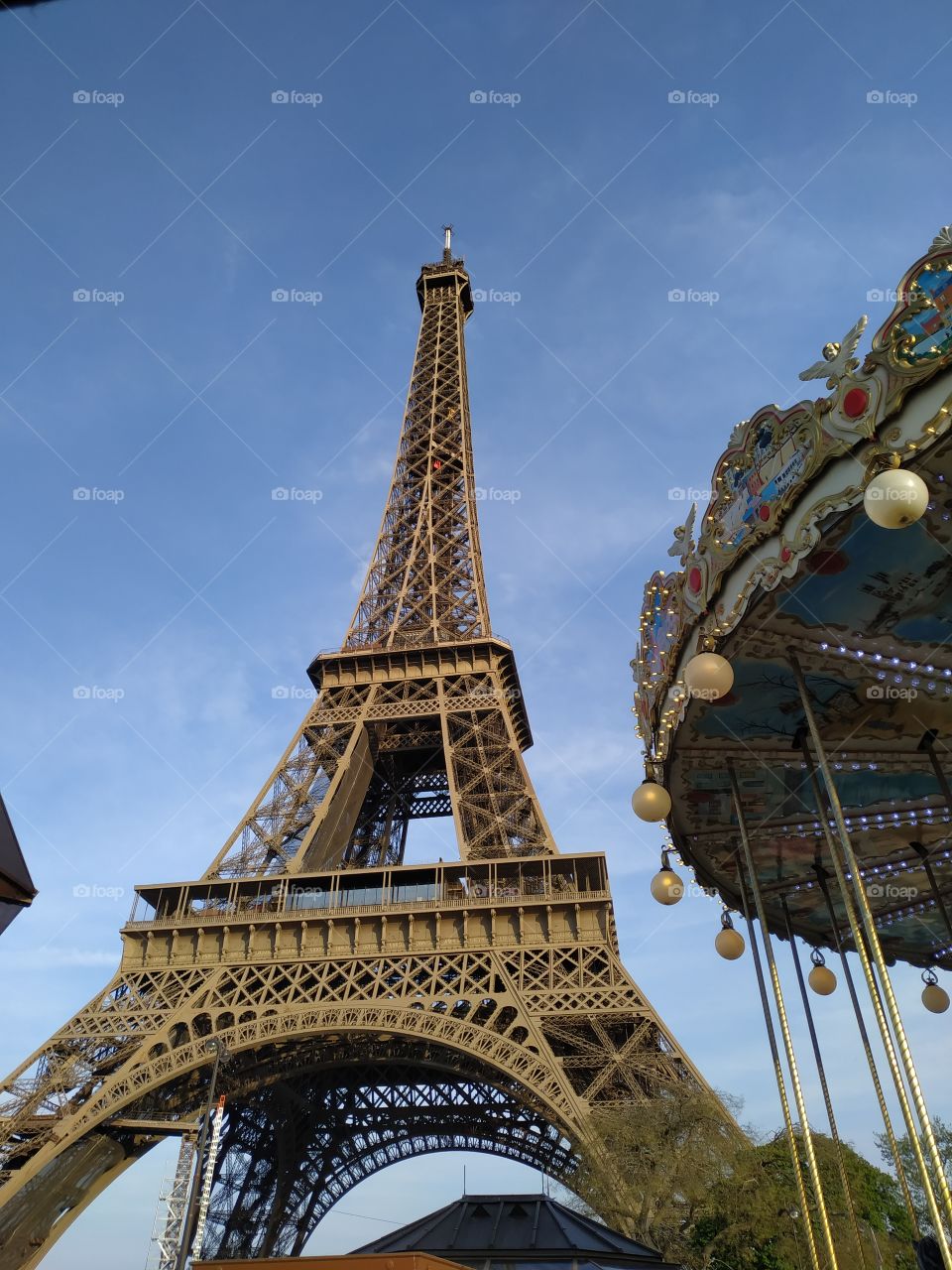 Torre Eiffel

Es increíblemente gigantesca, cosa que las fotos no lo muestran. De día es espectacular pero de noche es mágica

París, Francia