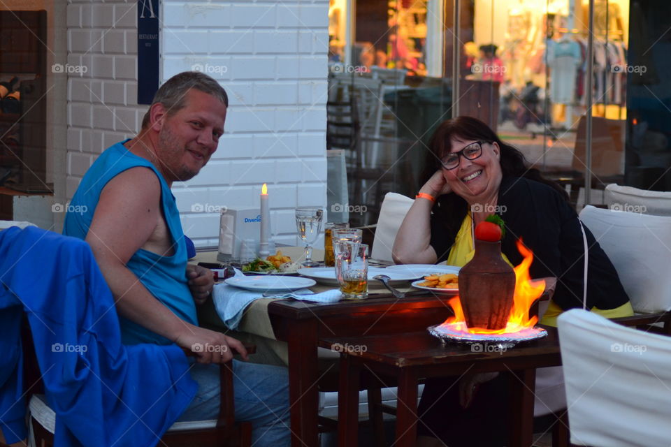 tourists at a restaurant ordering anforakebab