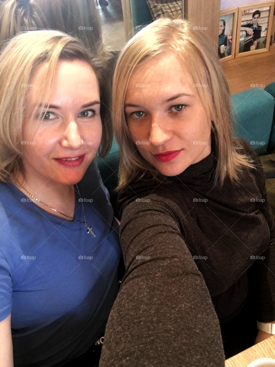 две девушки блондинки в кафе