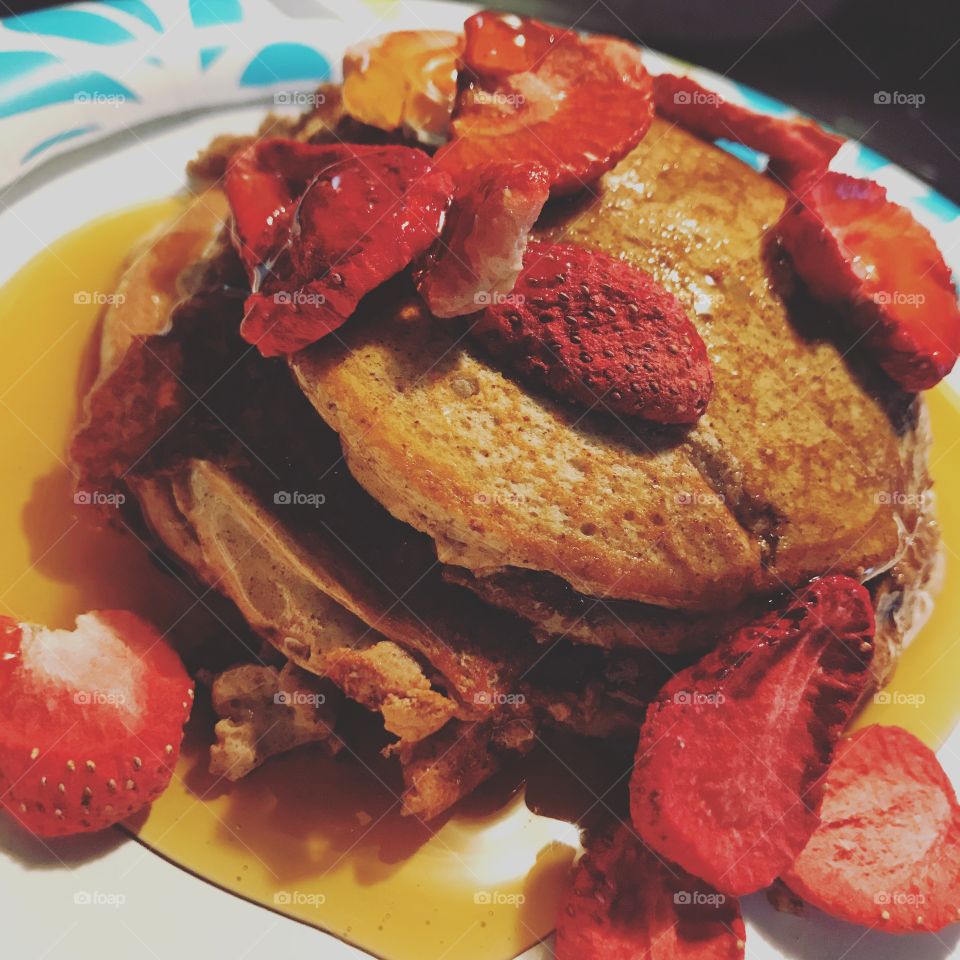 🥞 Pancakes, maple syrup, and strawberries 🍓 yum!
