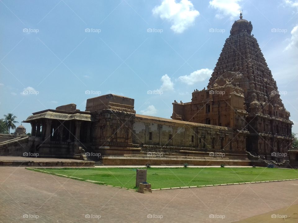 big temple in thanjavur built by rajaraja cholan