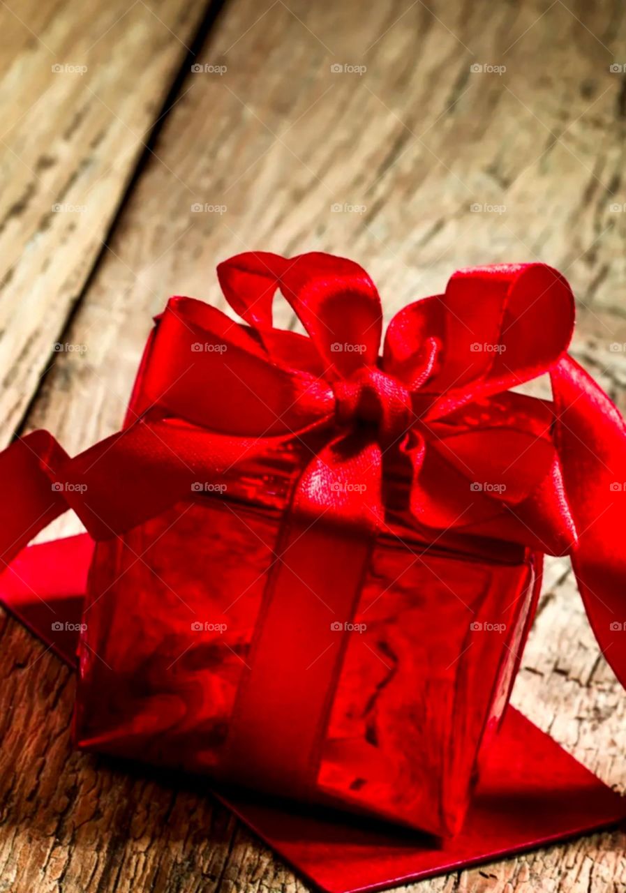 gift is like to all red raper looks so beautiful all person like gift