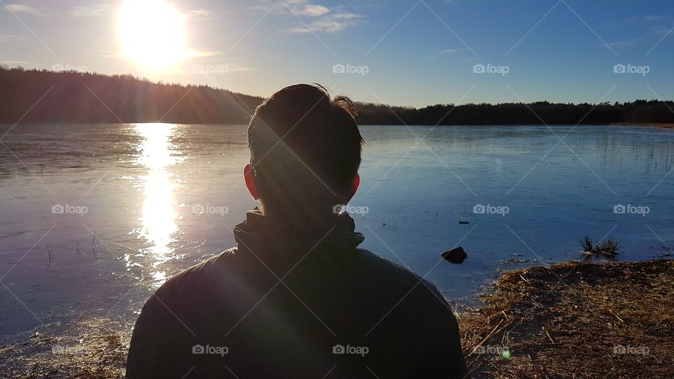 Enjoying the sun in the middle of a cold winter day in Sweden  - en man njuter av solen mitt på dagen en kall vinterdag i Sverige 