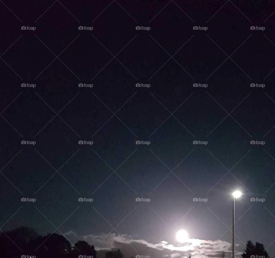 wer scheint heller der Mond oder die Straßen Beleuchtung,