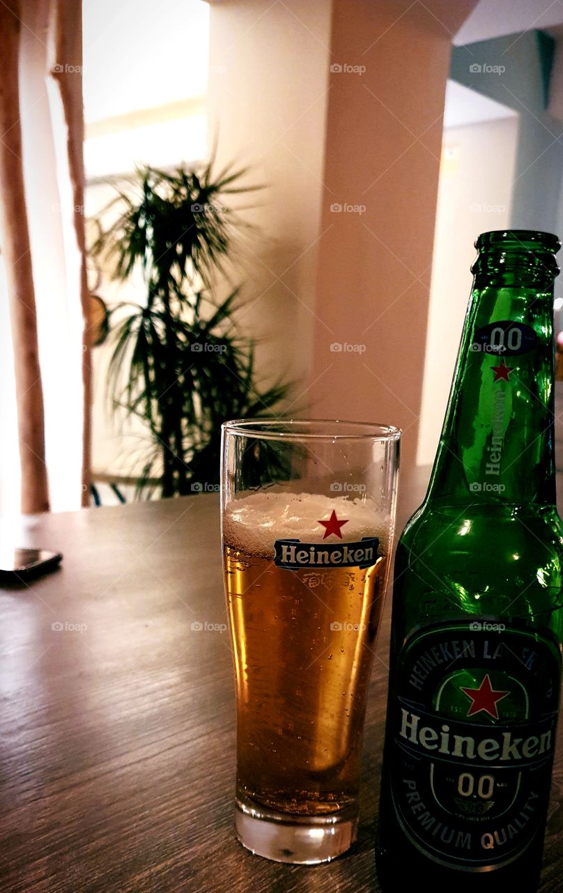 Cerveza y ambiente tranquilo. Heineken.