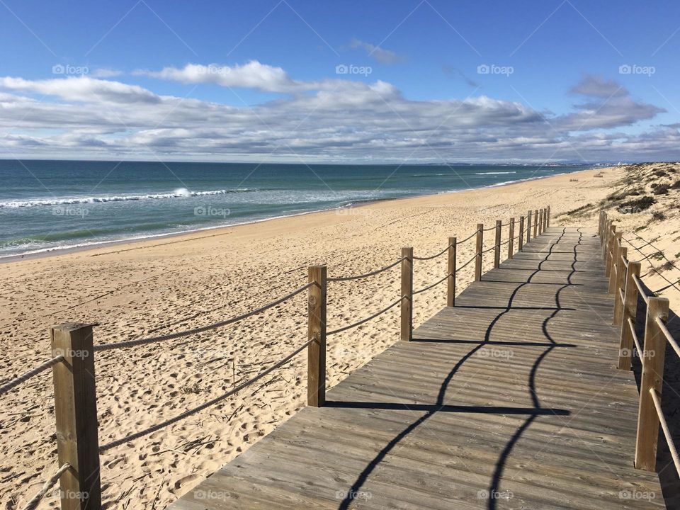 Sea, sand and end of footbridge : nothing else !