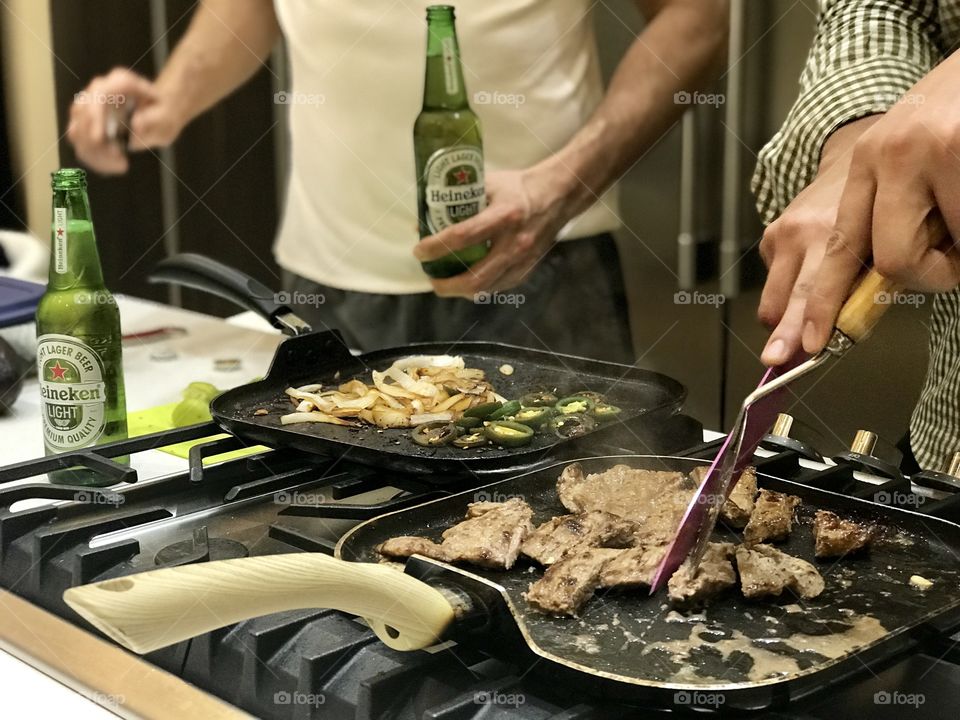 Preparación de la cena carne y cerveza entre amigos