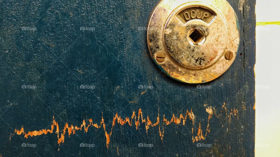 Porta velha com rachaduras semelhantes níveis de medição de tremores ou gráfico de batimentos cardíacos do hospital.