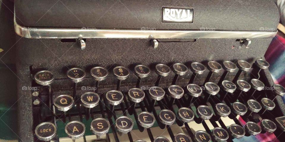 Gorgeous Vintage typewriter.