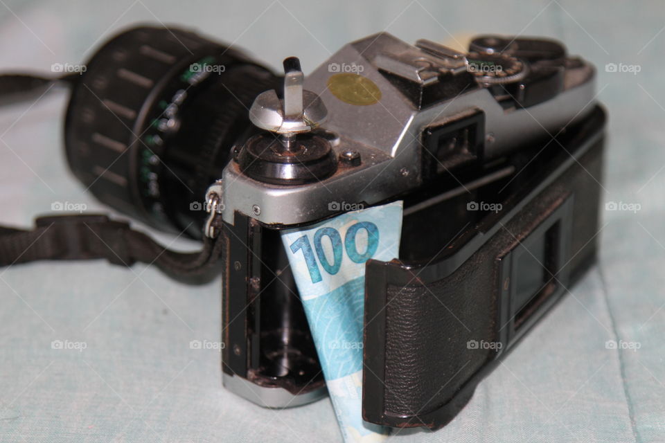 dinheiro na máquina fotográfica