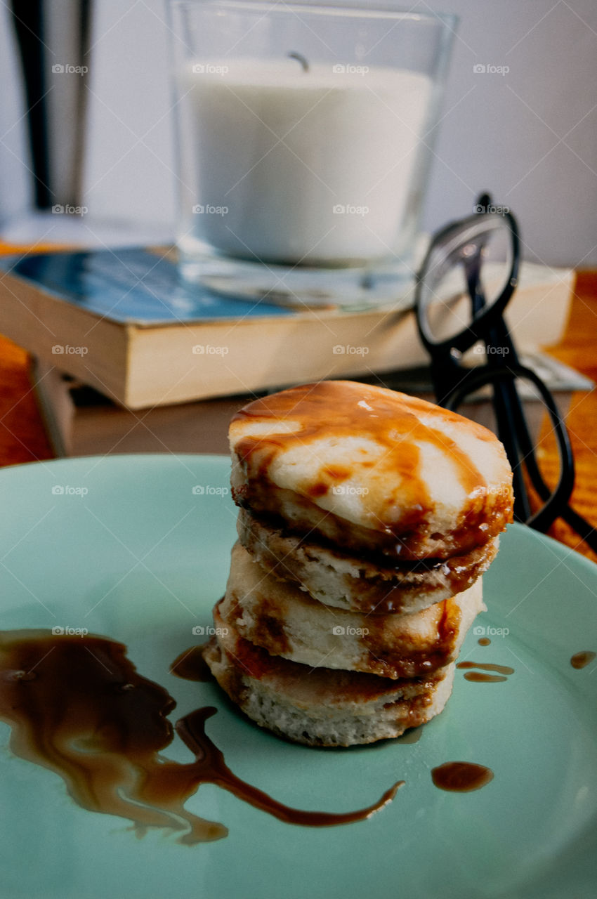 Fritters are the most popular and classic dish for breakfast, afternoon tea or dessert. Sweet, lush, thin, with fruit, with honey, meat or vegetable pancakes are easy to prepare, they are eaten with pleasure by both children and adults.