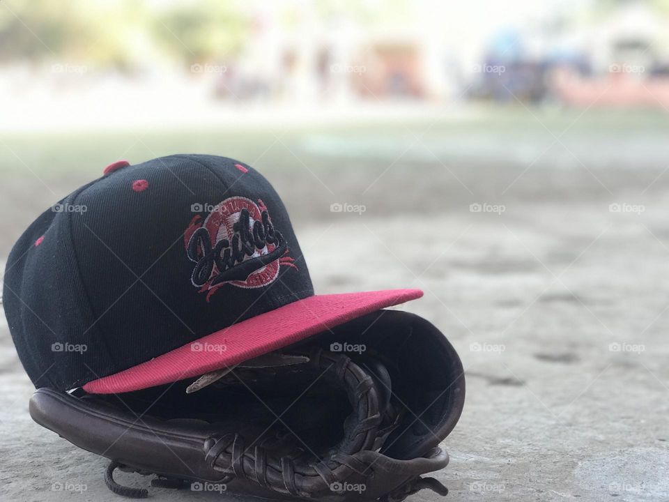 Guante y gorra de beisbol