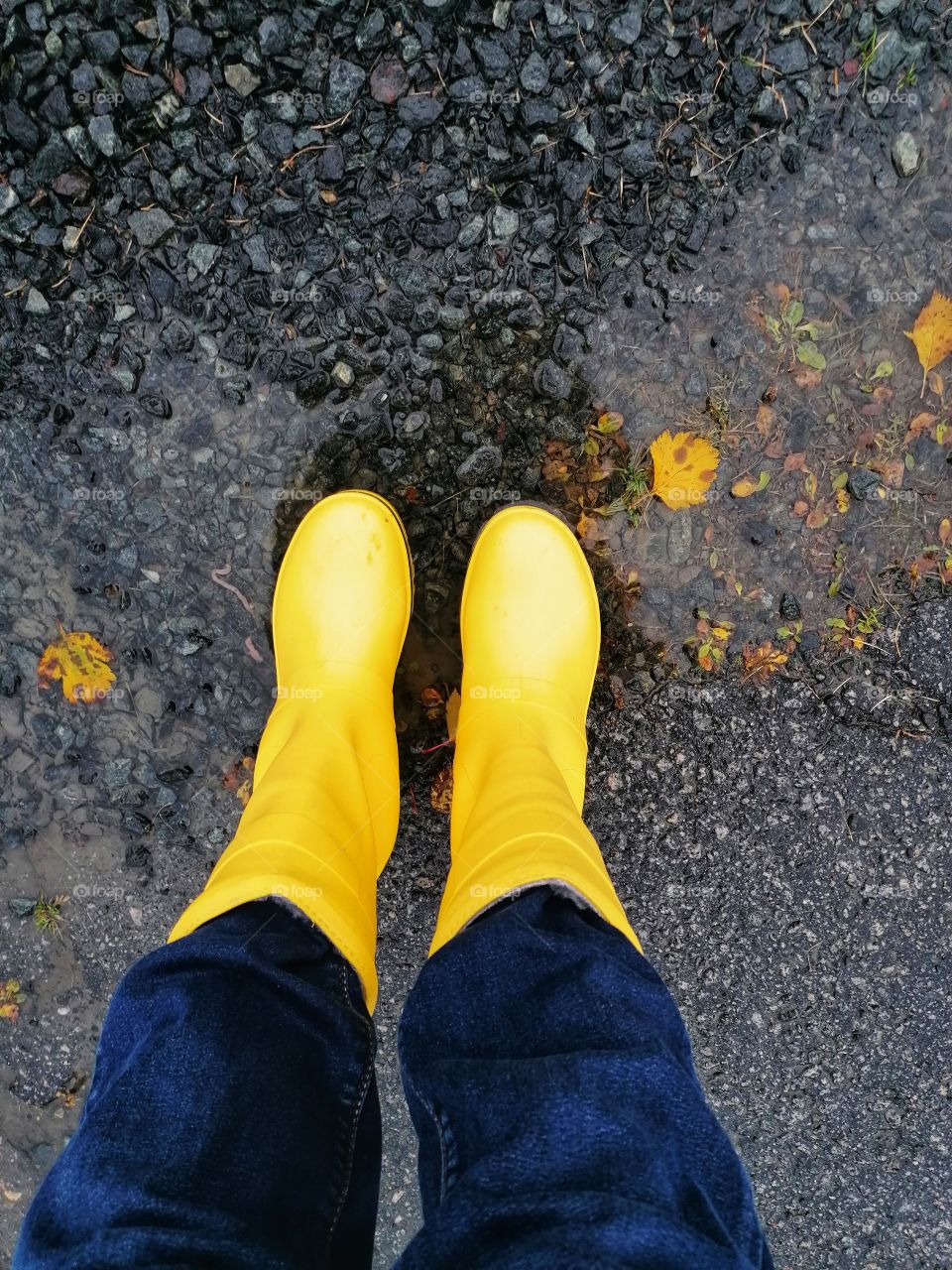 Even if it rains it doesn't hurt. Yellow rubber boots cheer up!