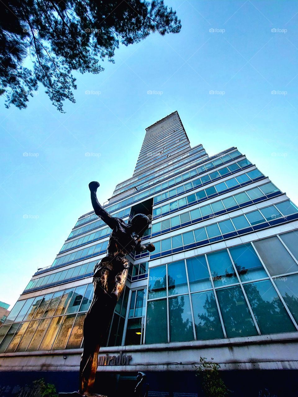 torre latinoamericana y escultura de Salvador dali, en ciudad de México.