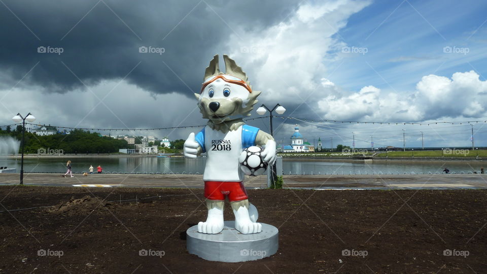 The Wolf is hammered by the symbol of the World Cup 2018 Russia