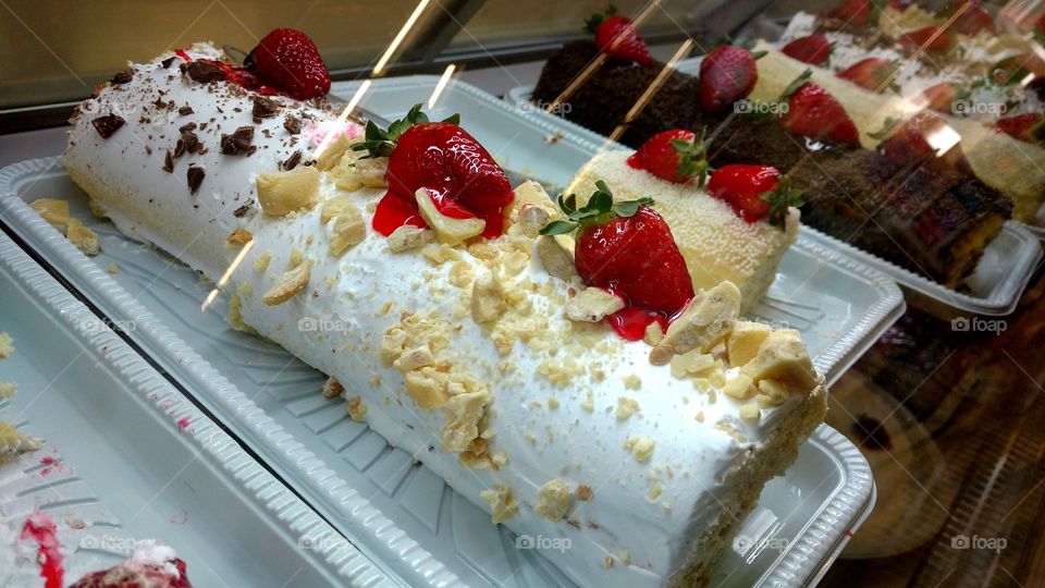 Deliciosos bolos com pedaços de chocolate branco.