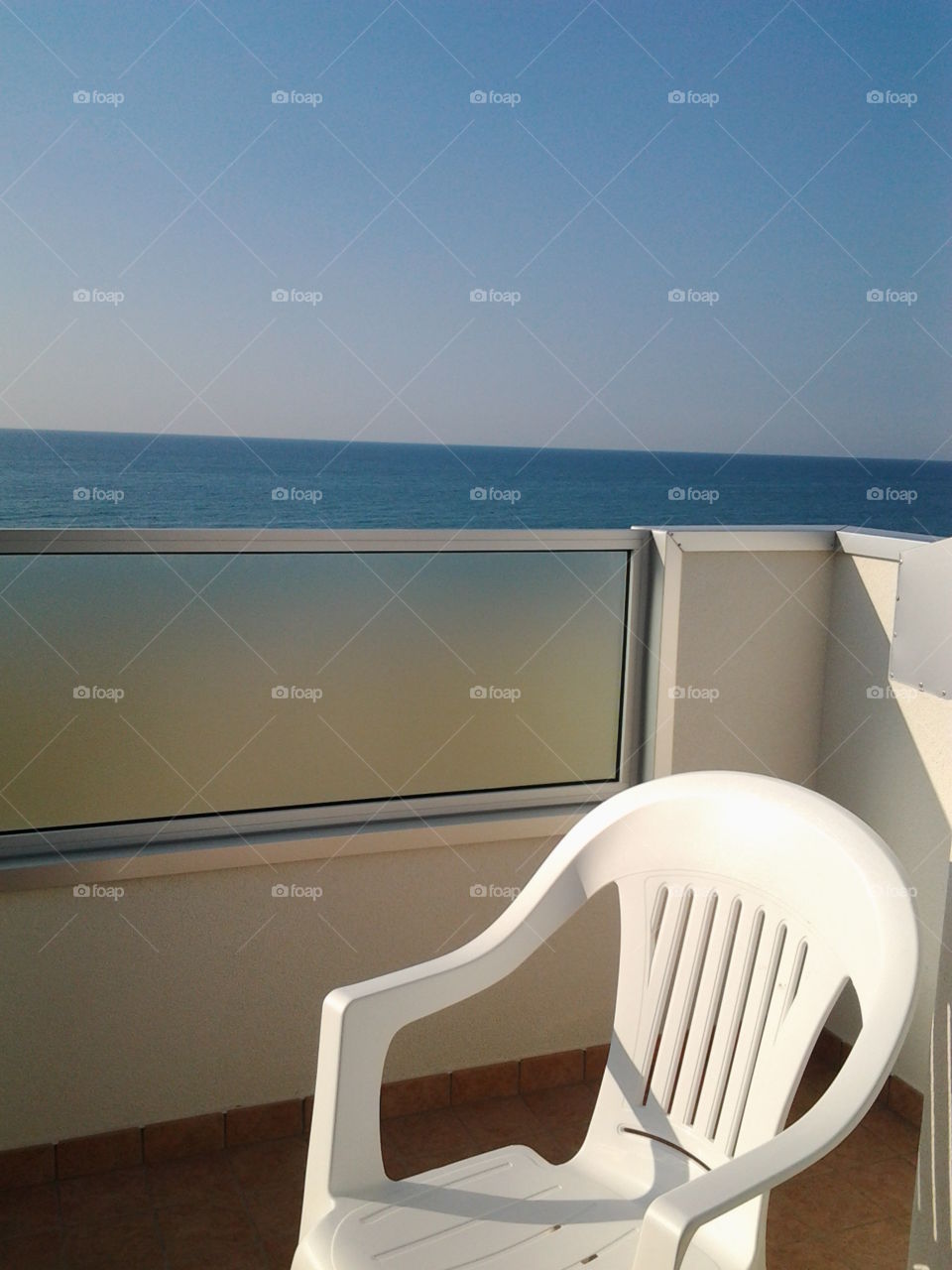 Stuhl , Balkon, Meer und blauer Himmel! , immer wieder der Gedanke bei dem Bild , Erholung