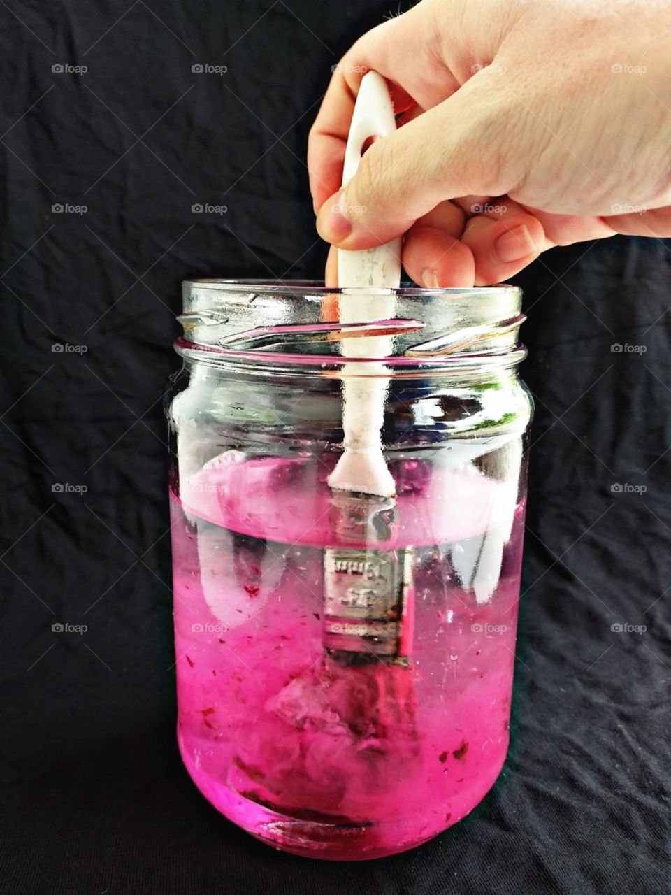 A tinta se dissolvendo na água