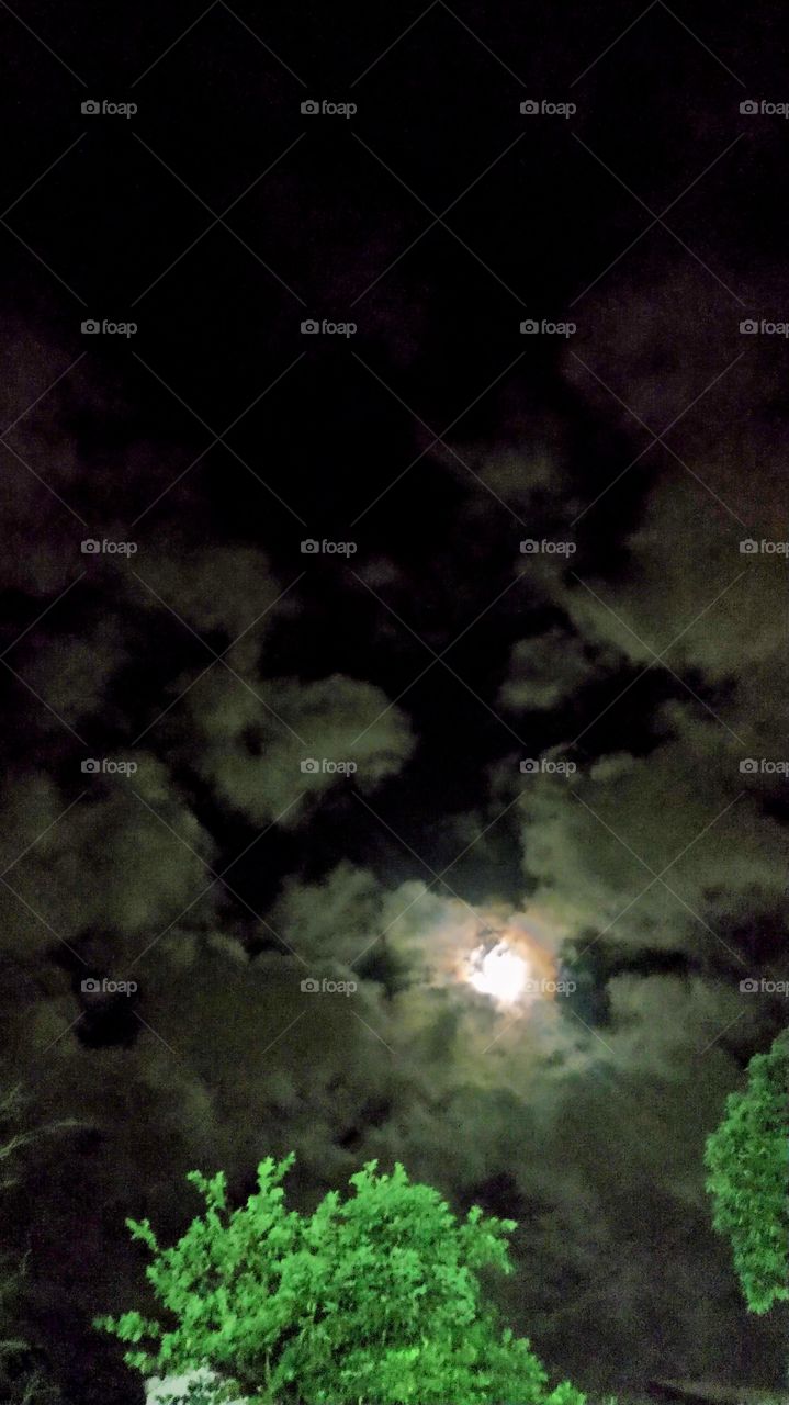 Amanhecer ,Lua entre nuvens .