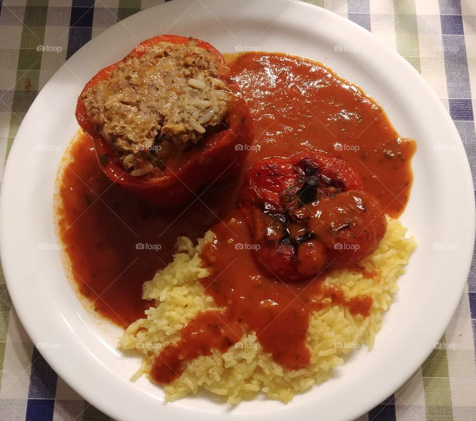 gefüllte Paprika Essen eat Mittagfleisch meat rot sosse lecker delikat