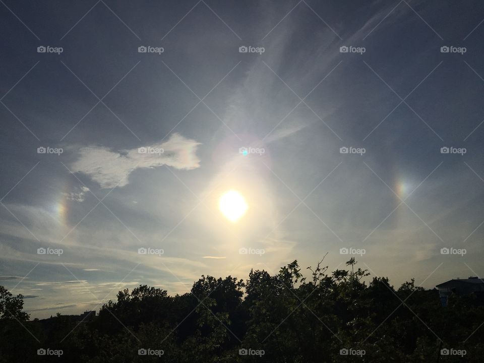 Strange rainbow, without rain and with a round shaped color ring around the sun..