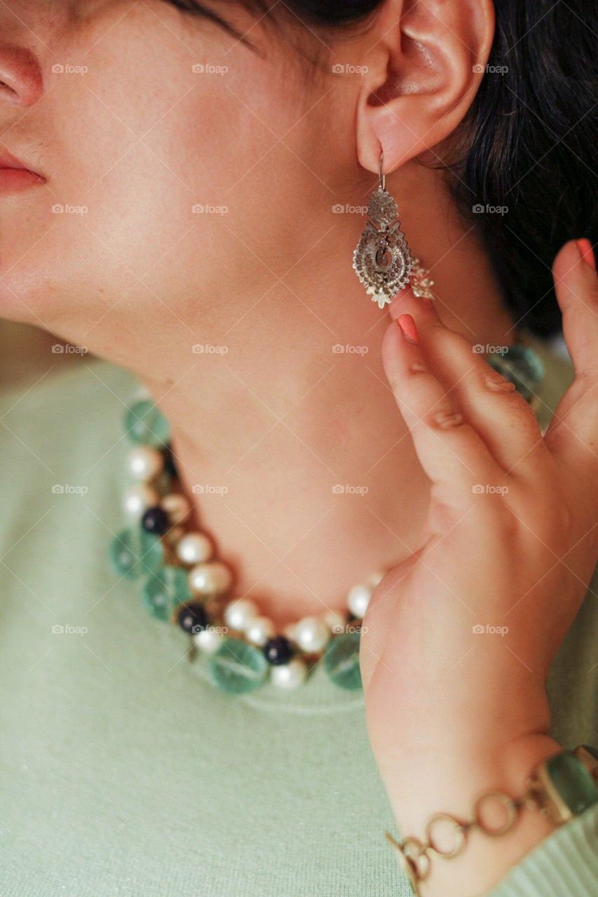 Pearl and green amethyst necklace and gold earrings