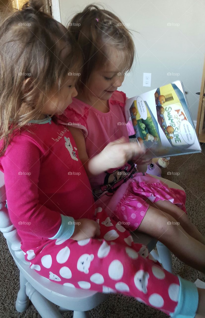 sisters love reading