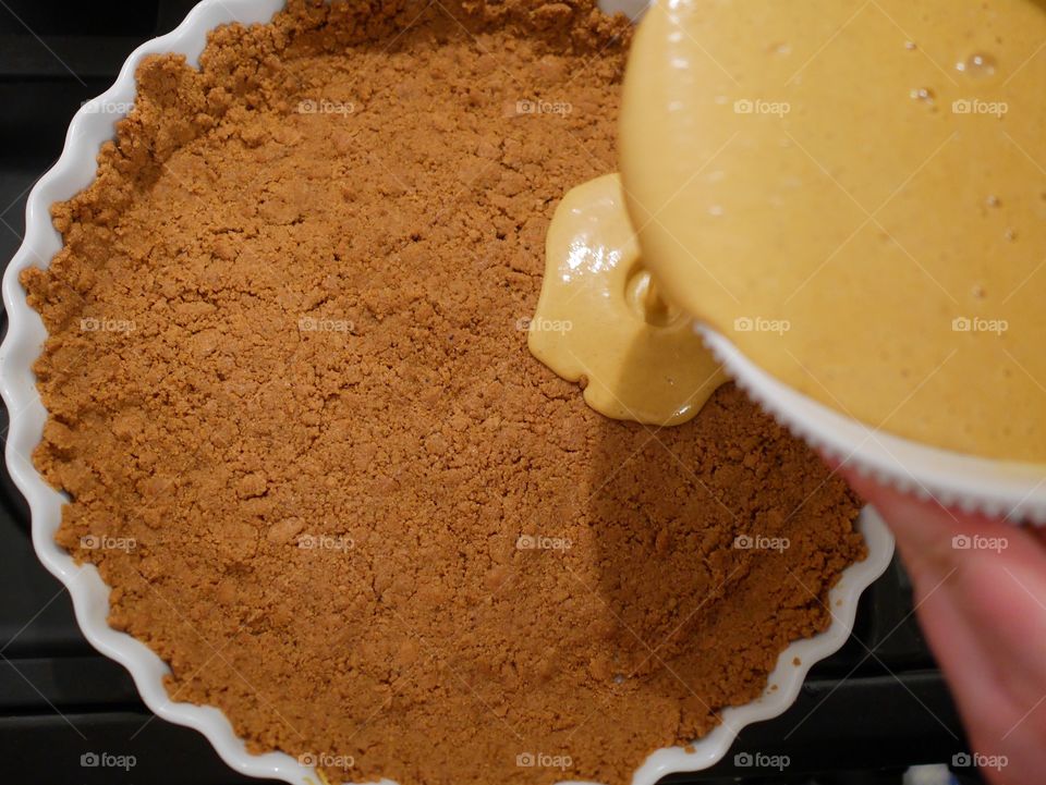 Making a pumpkin pie 