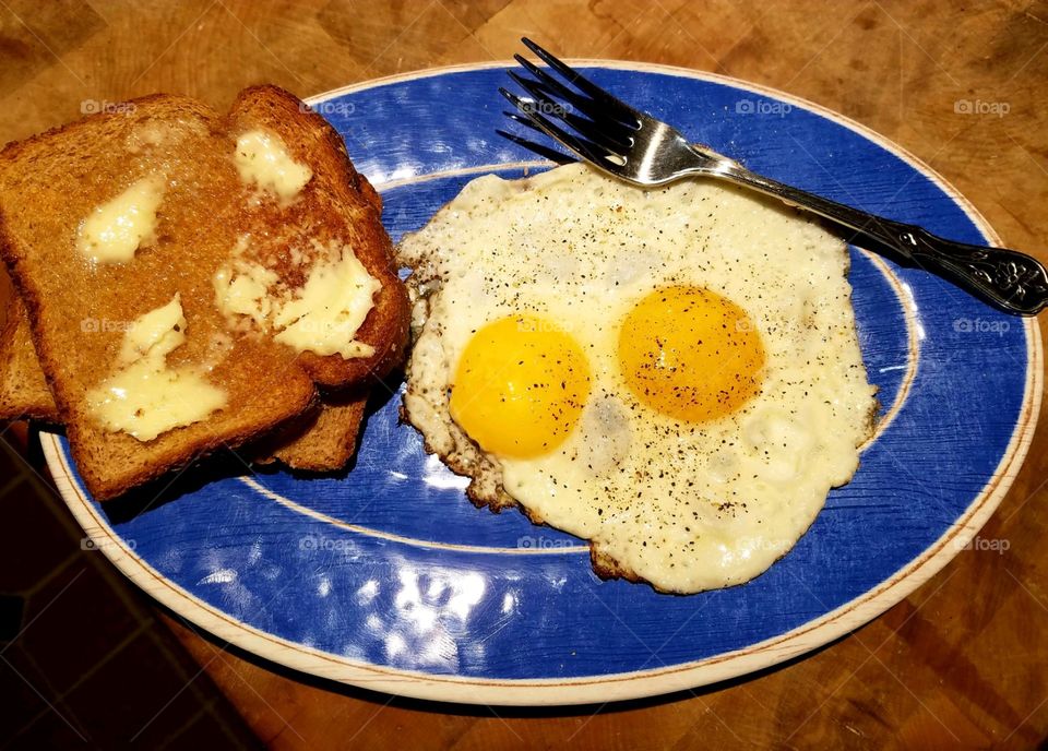 Traditional American Food, sunny side up eggs and buttered toast!🍳🍞