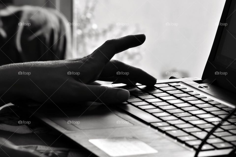 Una mujer trabajando con su notebook 