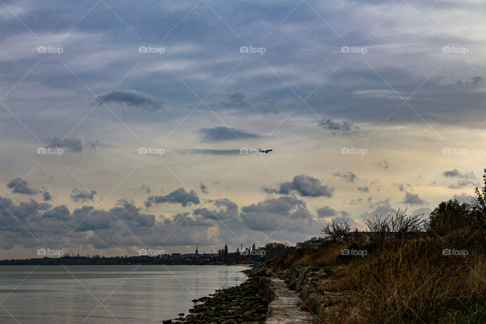 Море, самолёт.