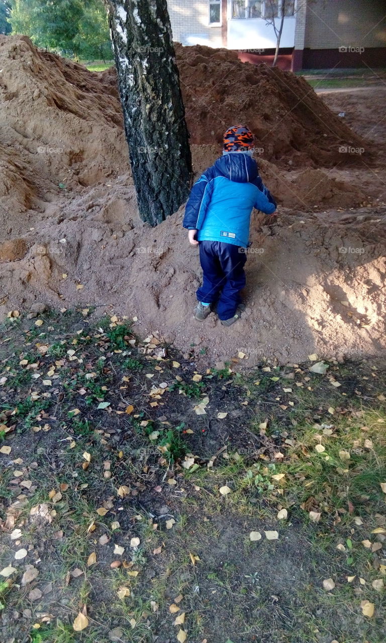 autumn boy sand mountain