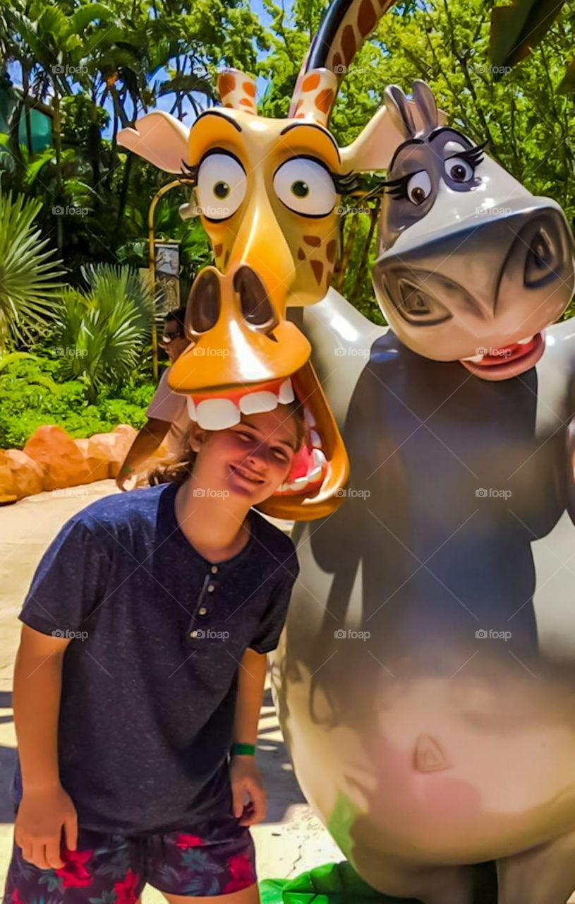 Beto Carrero World: The largest theme park in Latin America. Image of a girl having fun with characters from the movie Madagascar.
Beto Carrero World: O maior parque temático da América Latina. Imagem de garota se divertindo com personagens.