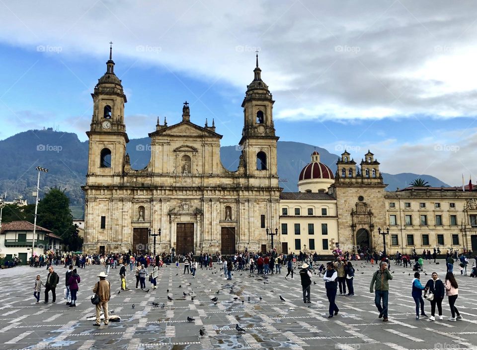 A crowd dispersed and enjoying a rainy day in the square 