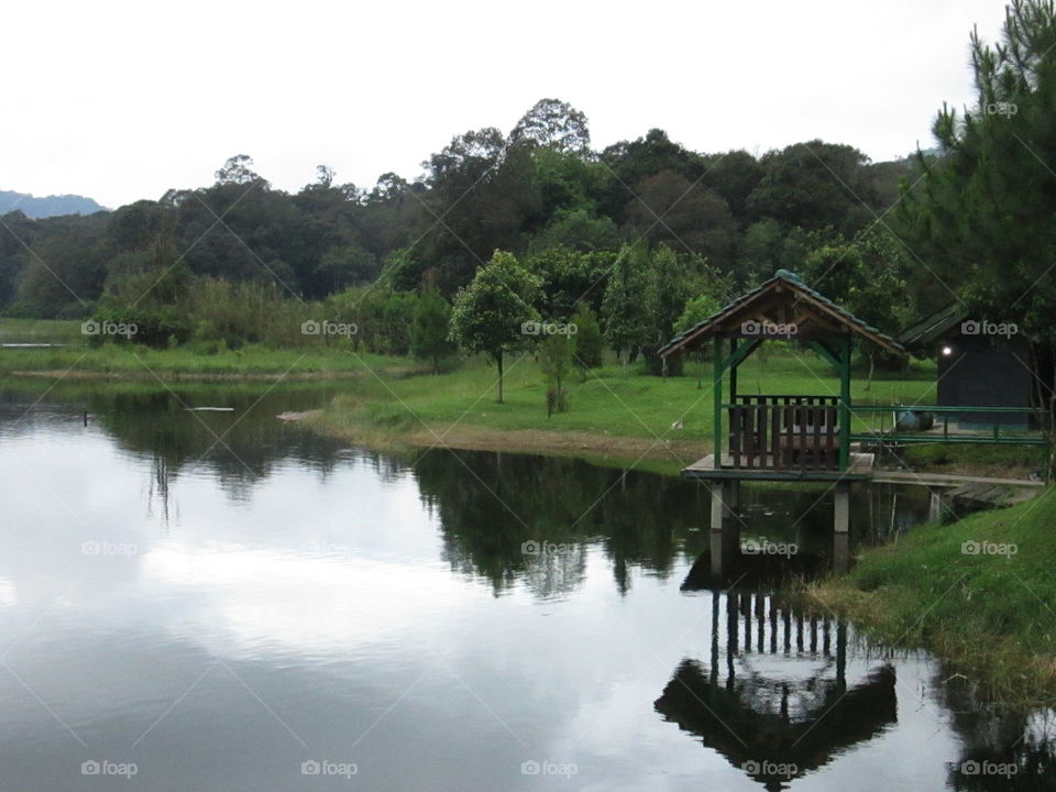 Saung On the Edge of the Lake
