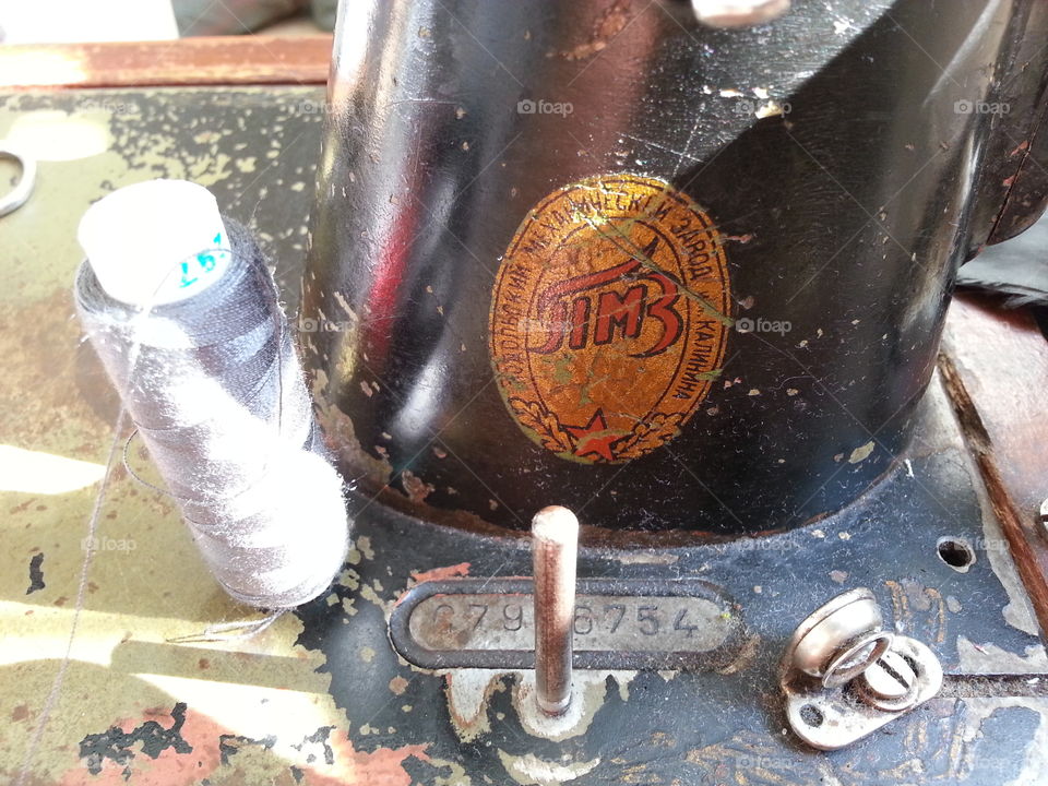 Sewing machine and thread