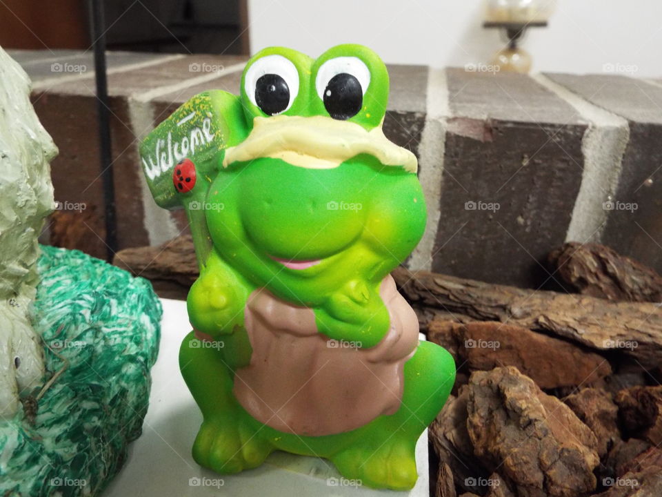 frog statue