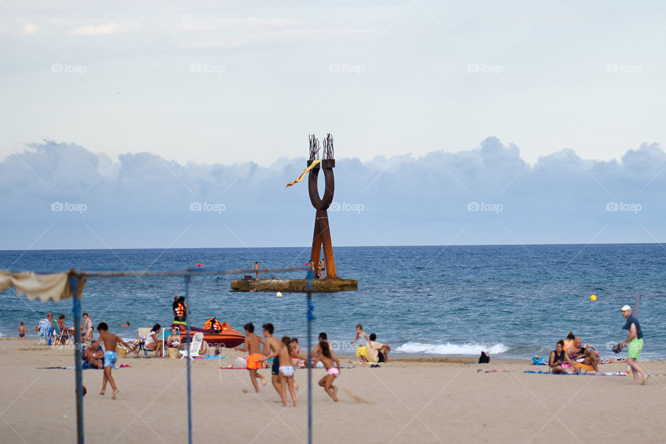 Amenaza de tormenta en un soleado día de playa. 