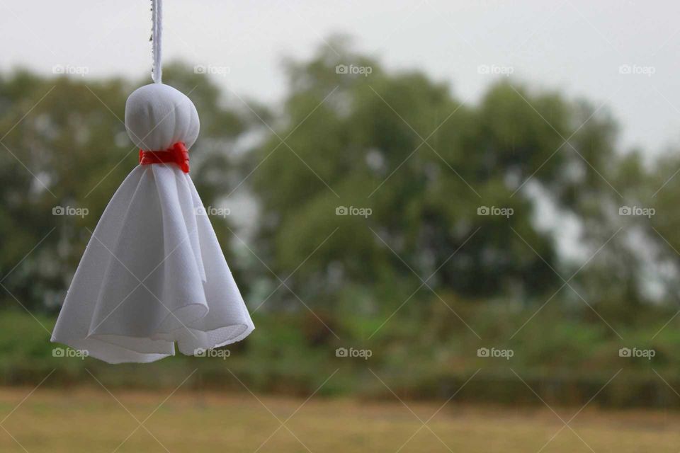 "Teru teru bozu" is a doll made of white paper or cloth. In a Japanese custom, people believe that if you hang this doll at the eaves, it will bring good weather for the next day.