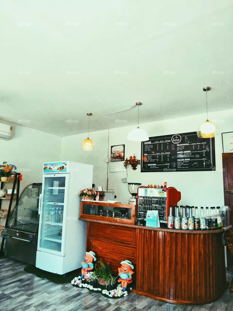 The atmosphere is quiet in the cafe on weekdays.