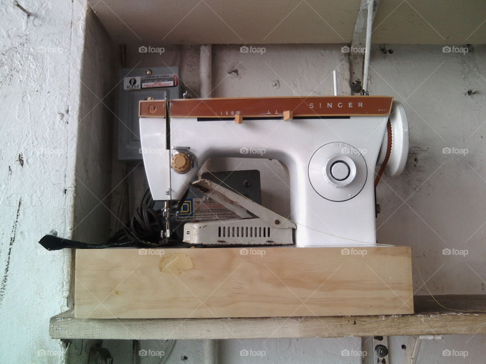 Maquina de coser blanca