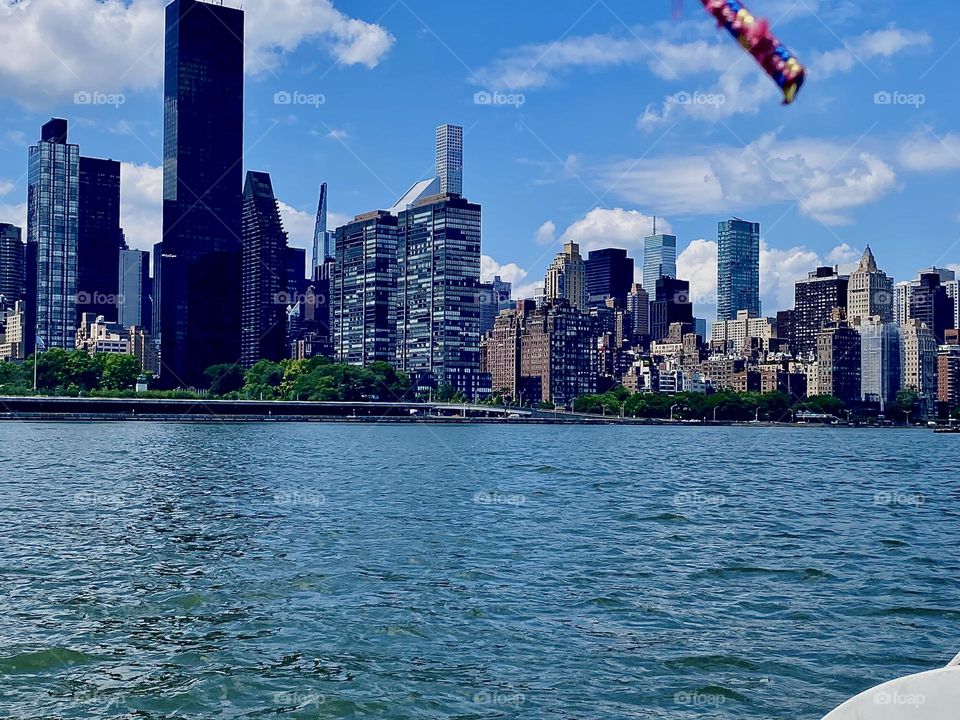 There is no place better to photograph the „Manhattan“ skyline from than from the waters of the „East River“. We took our new sailboat out today in the immediate vicinity of „Newtown Creek“, our home port. 2023. Hypnotic Productions