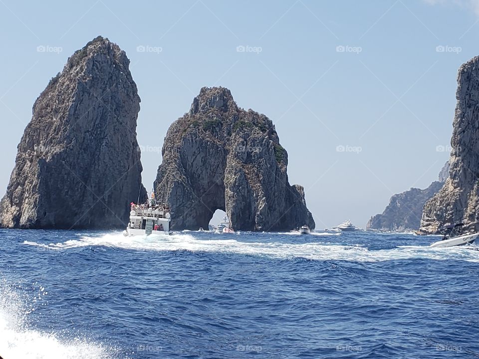 navegando el mar Napolitano, con su azul intenso