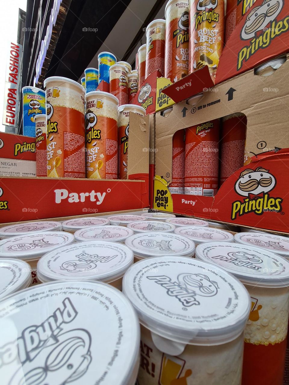 Just a stack of pringles with their old Design!