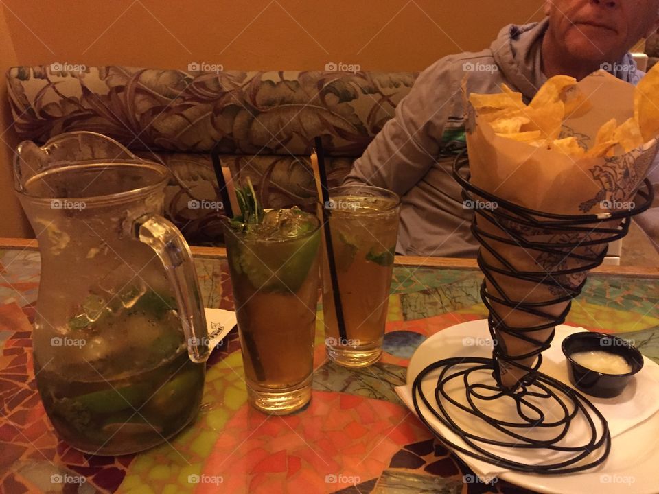 Mojitos with plantain chips