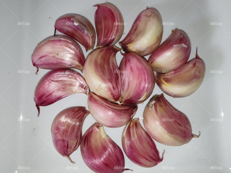 garlic cloves arranged in a flower shape.